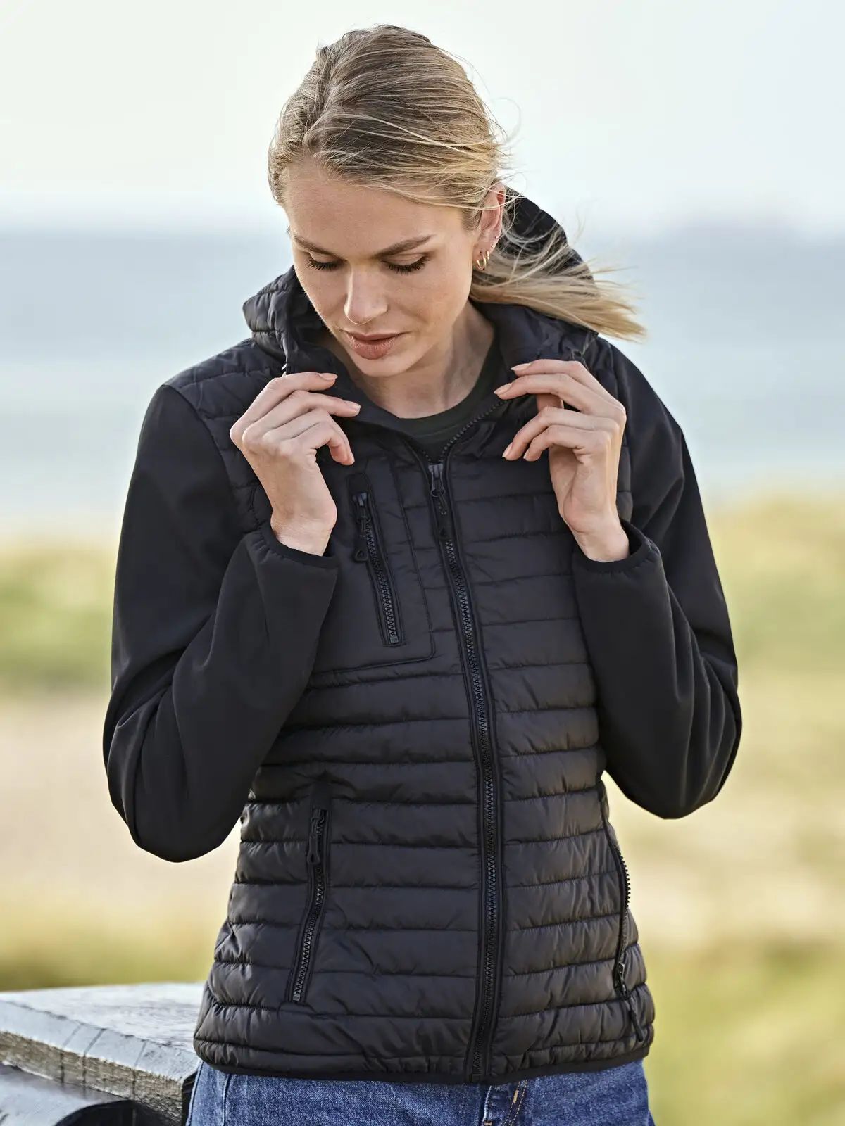 Giacca da donna con maniche in softshell taschino al petto e cappuccio - Tee Jays - TJ9629