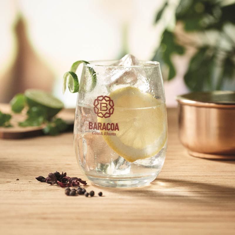 Bicchieri e bottiglie in vetro