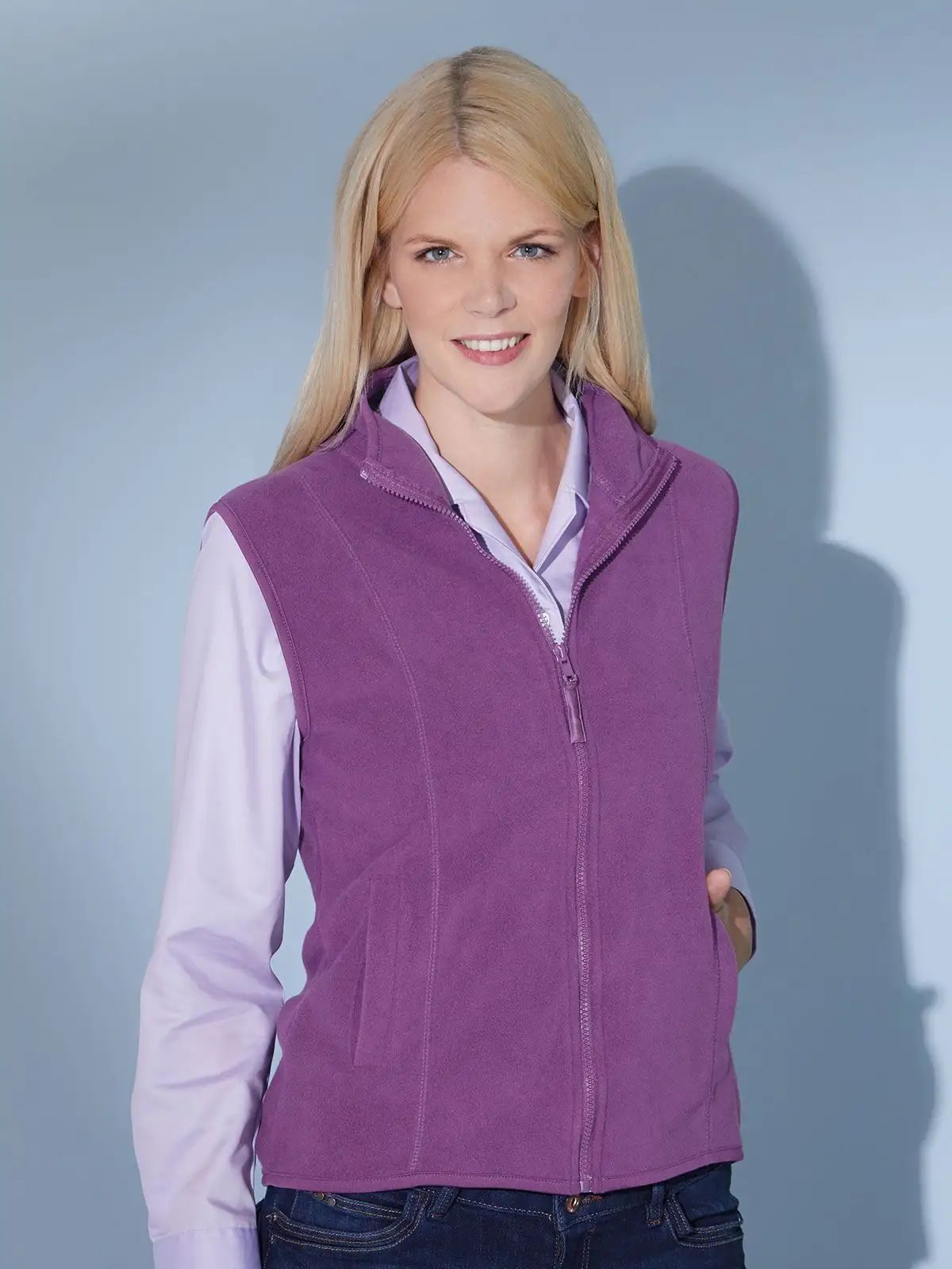 Gilet da donna leggero in microfleece con vestibilità confortevole - James & Nicholson - JN048