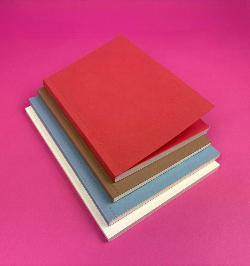 Libri d'arte e di design con copertina colorata