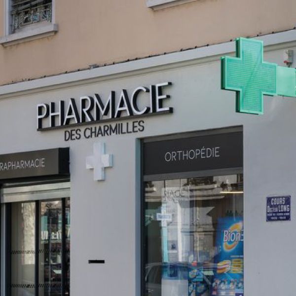 Insegna di lettere scatolate con un elegante contorno nero e un frontale in plexiglass opalino