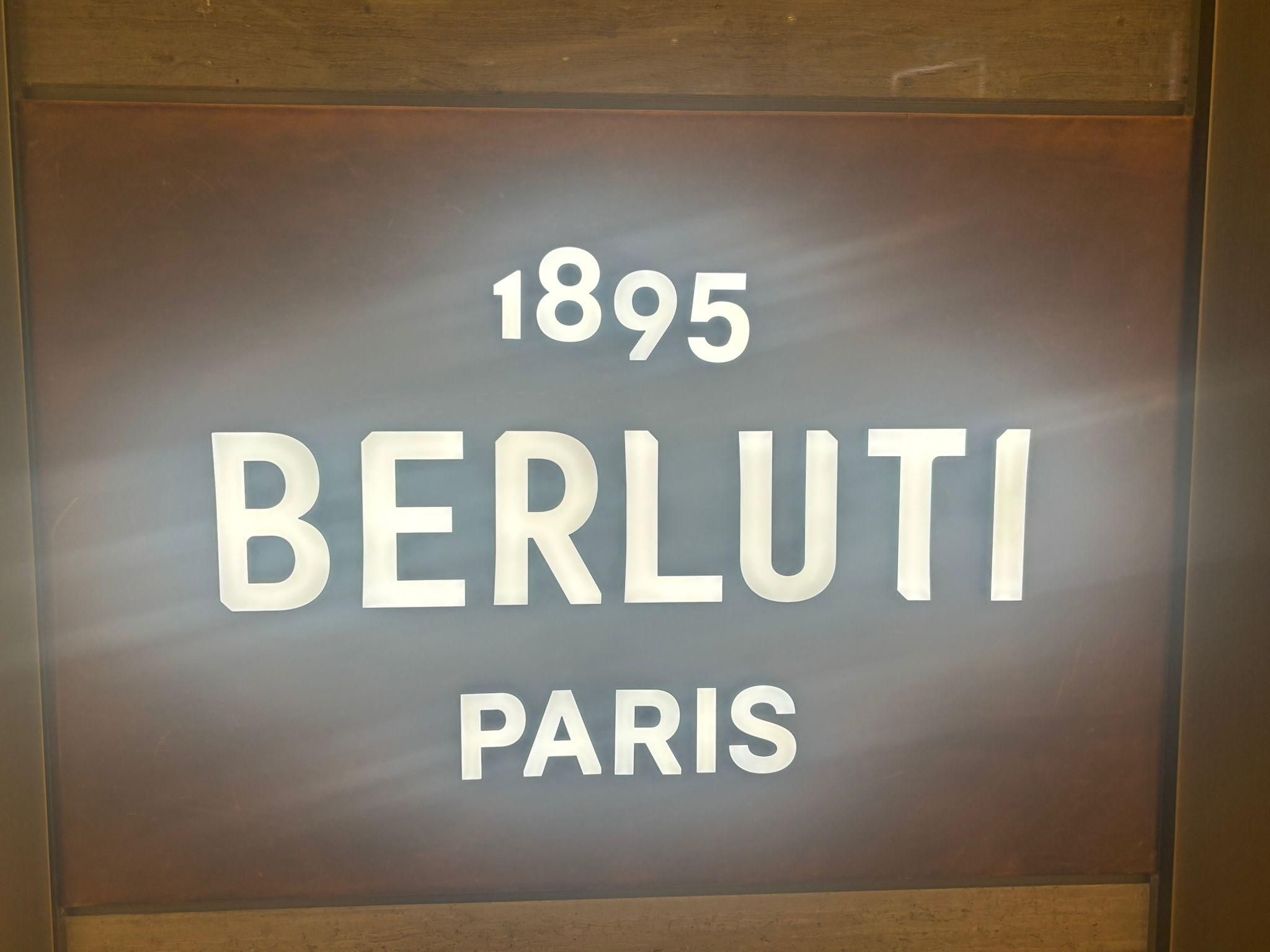 Insegna con Lettere Scatolate Luminose 3D per un Impatto Visivo