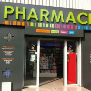 Insegna in Dibond Opaco con Particolari Stampati e Lettere a Rilievo Retro Illuminate