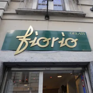 Insegna con fondo in plexiglass e Lettere in dibond a rilievo