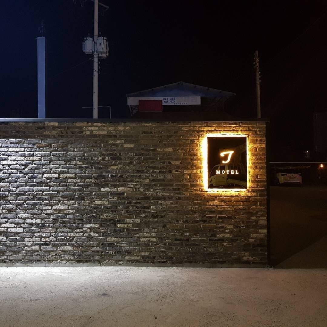 Insegna in Dibond nero lucido con lettere intagliate e retroilluminate