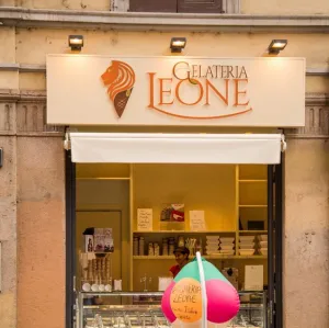 Insegna cassonata e retroulliminato con lettere a rilievo