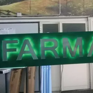 Insegna con Fondo in Dibond e Lettere in Plexiglass Verniciato Illuminate