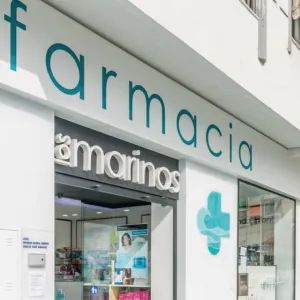 Insegne con Lettere Scatolate Realizzate su un Fondo in Forex da 1 cm