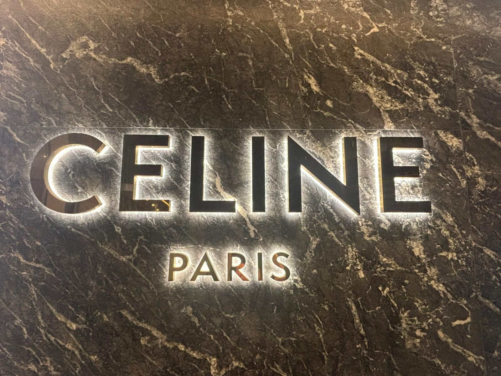 Insegna con Lettere scatolate luce riflessa e diffusa