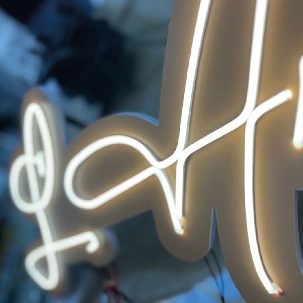 Insegne a Neon Luminose e Creative Personalizzate per Centri di Bellezza, Estetici Insegne a Neon Luminose e Creative Personalizzate per Centri di Bellezza, Estetici