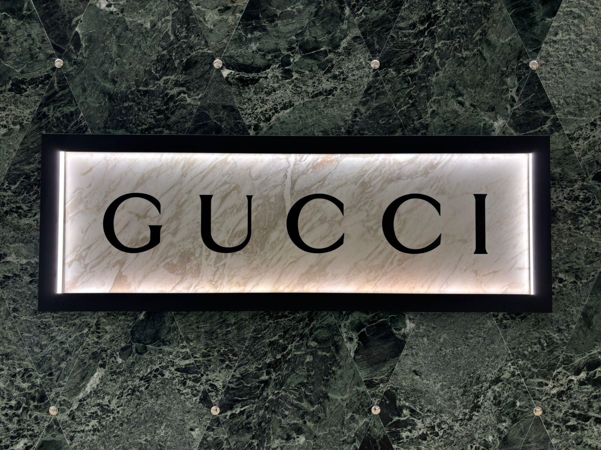 Cassone Luminoso Iper-Realistico con Pannello Effetto Marmo Retroilluminato