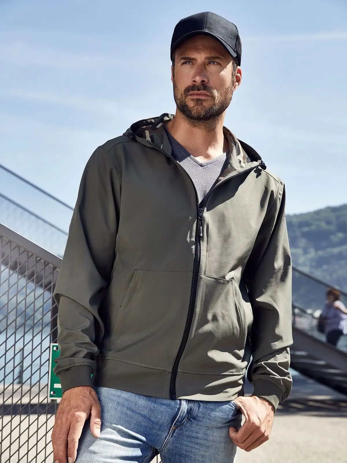 Men's Hooded Softshell Jacket - James & Nicholson